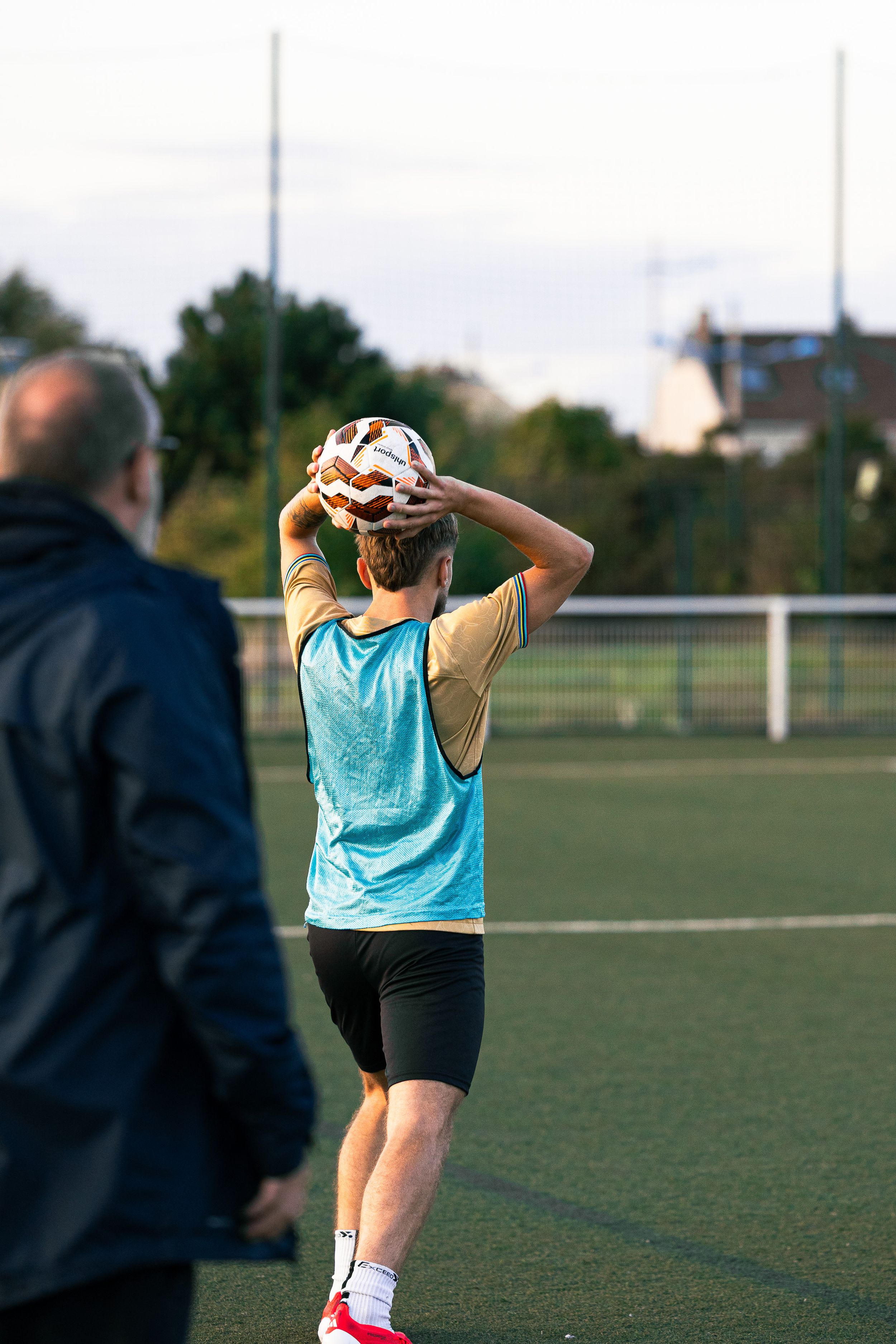 joueur de football qui fait une remise en touche lors d'un entraînement