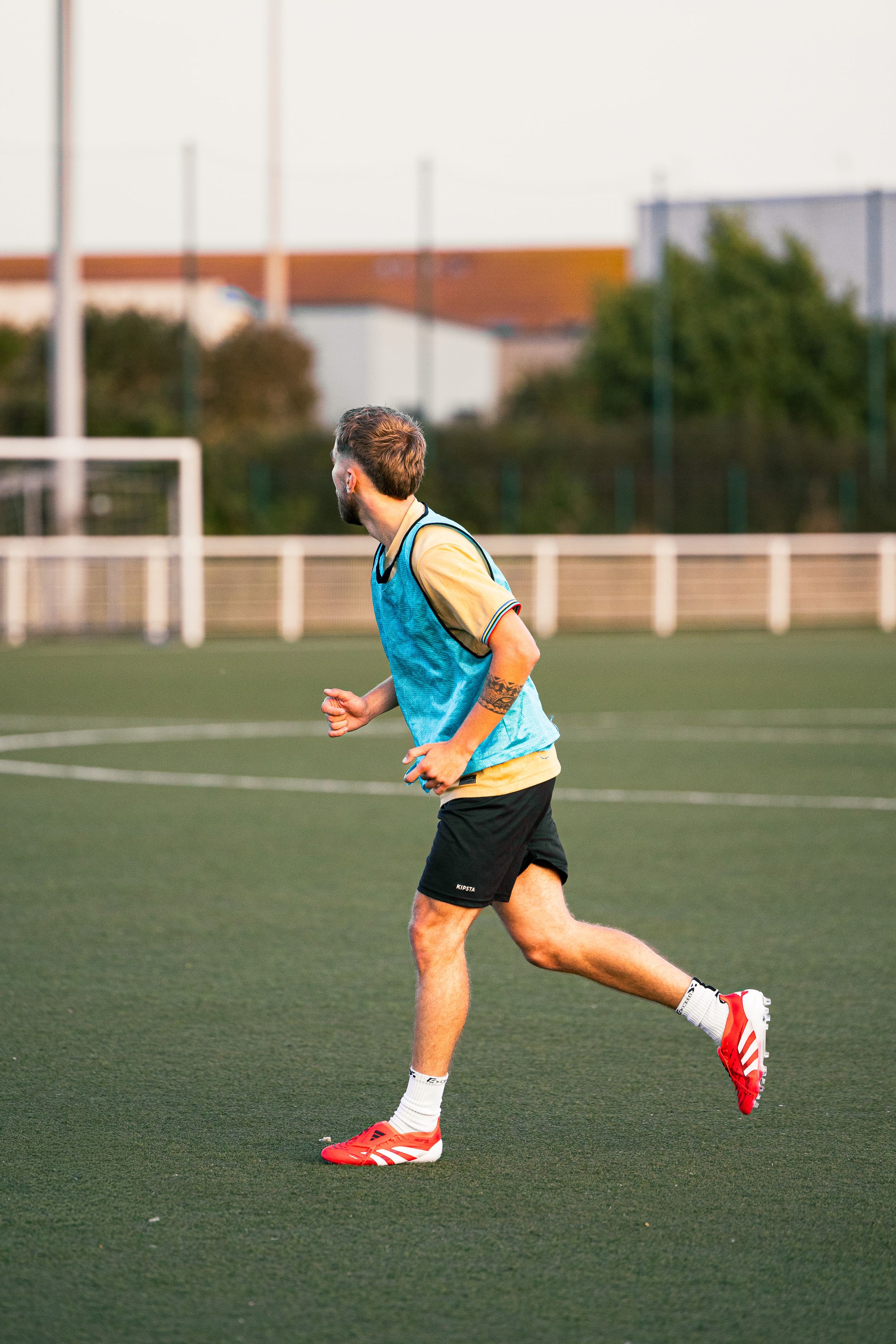 joueur de football à l'entraînement qui s'échauffe