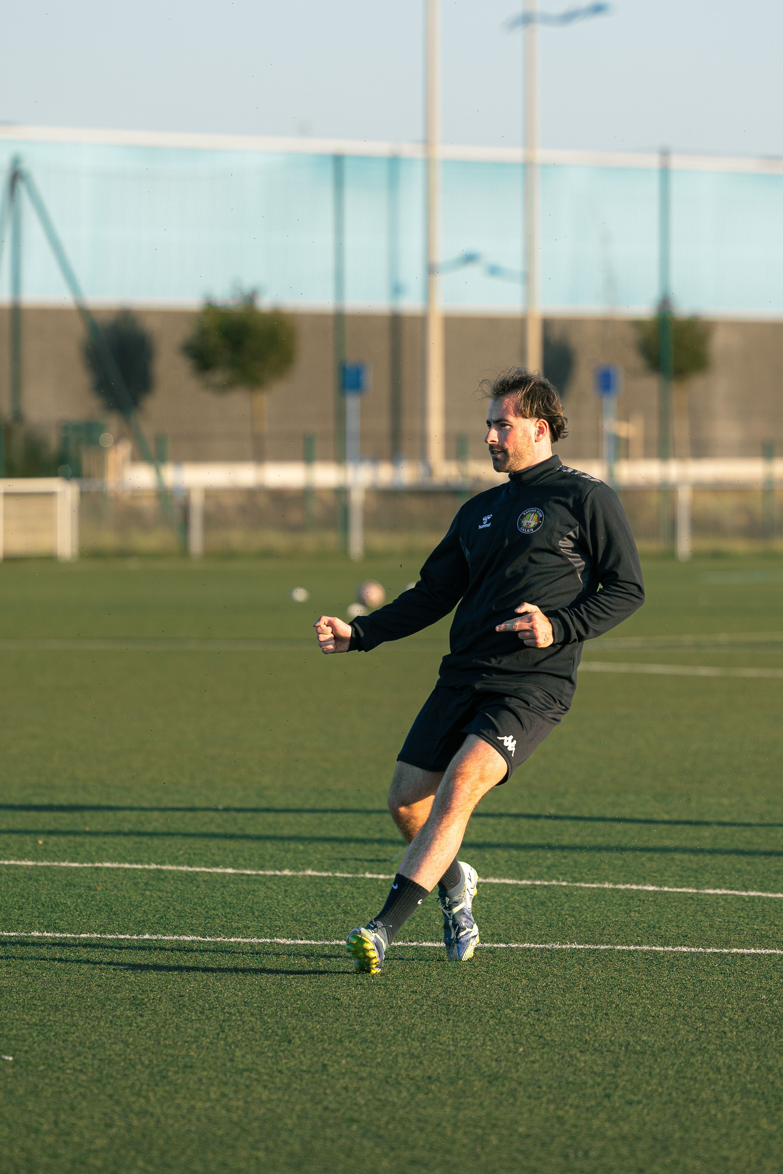 joueur de football qui tire au but