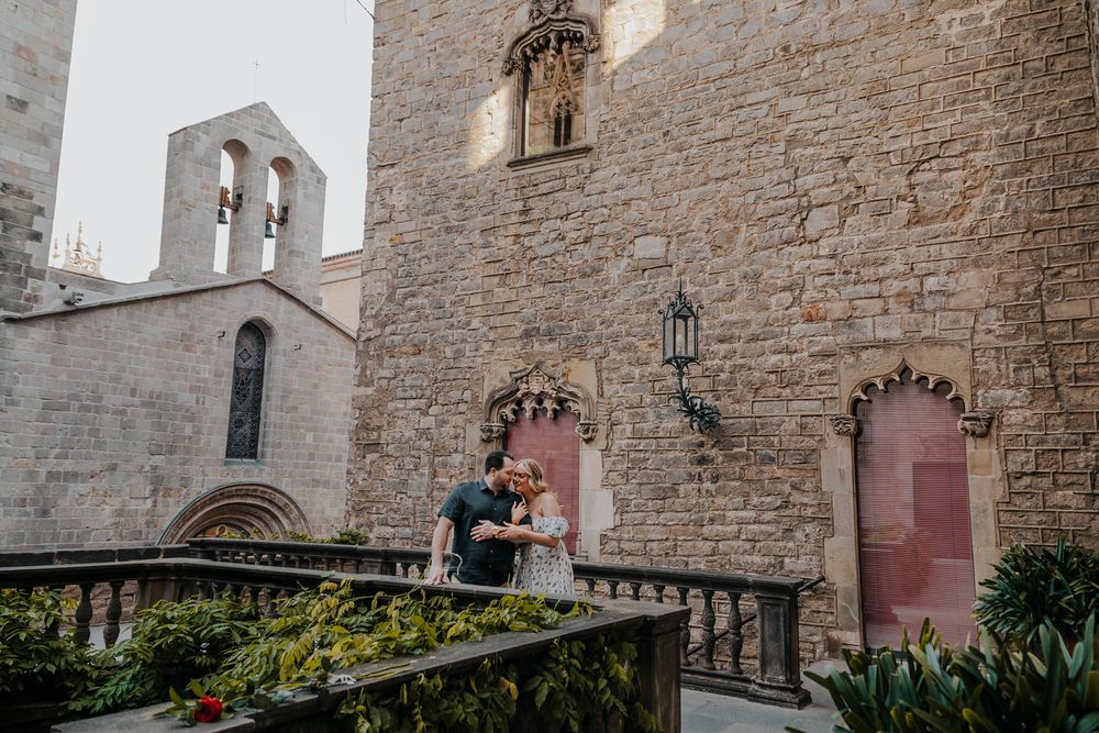 Barcelona maternity photographer captures Old City moment