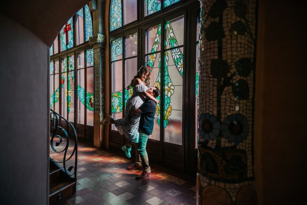 Sweet maternity photo session with Barcelona backdrop