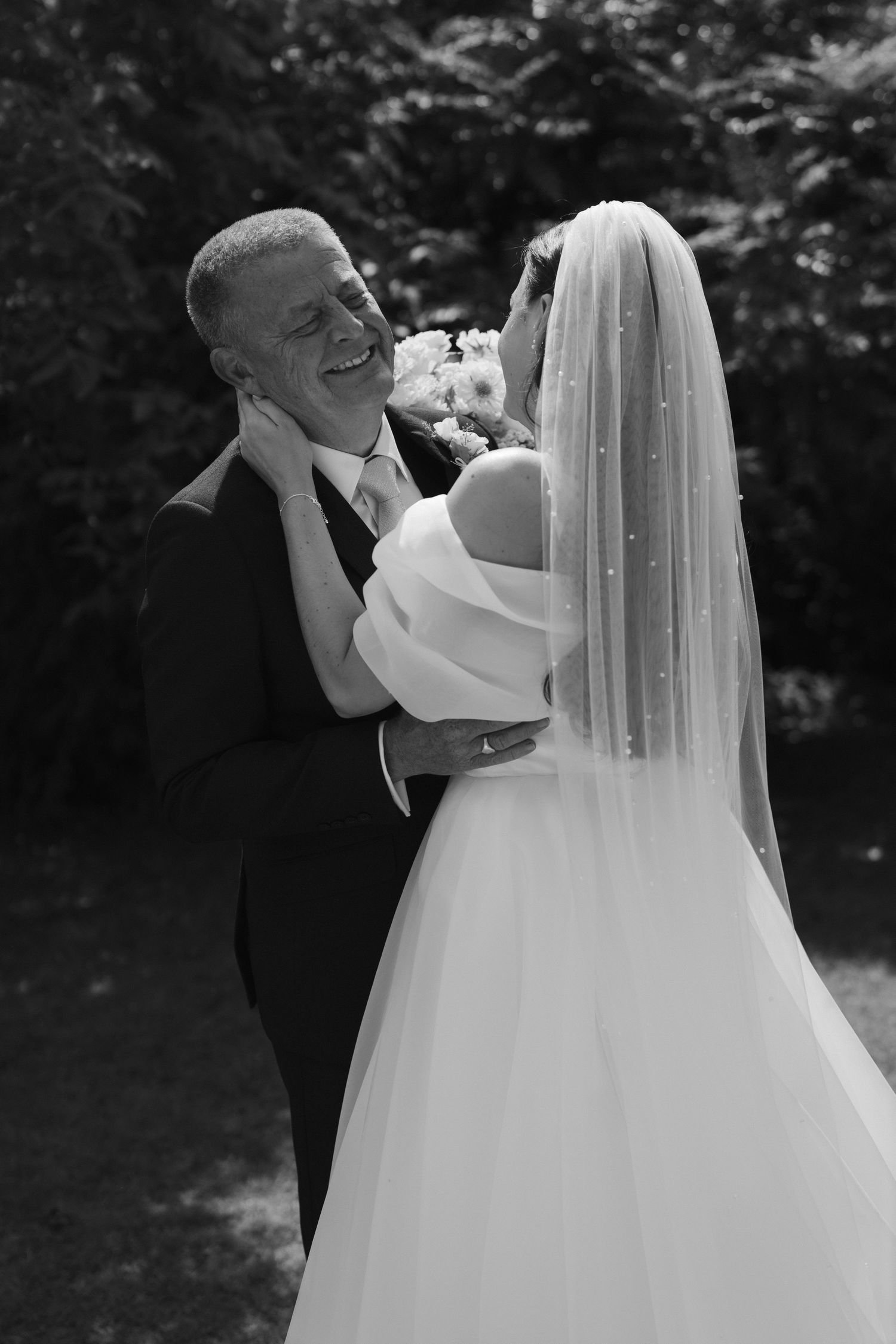 brides dad crying and hugging bride at the new inn cirencester