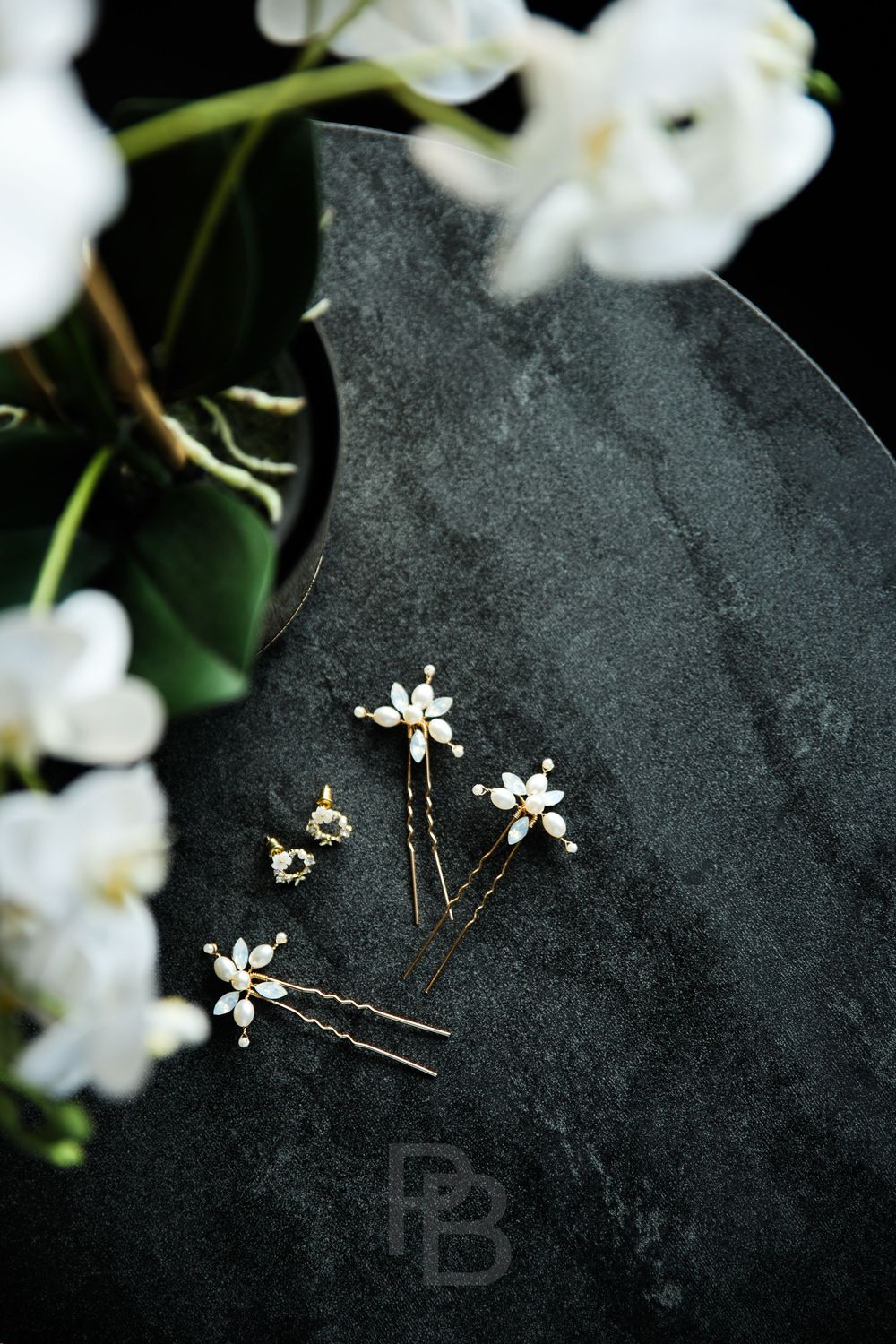 Aufnahme von einer Hochzeit.
Schmuck der Braut.
(Ort: Timmendorfer Strand, Fotografin: Philina Becker)
