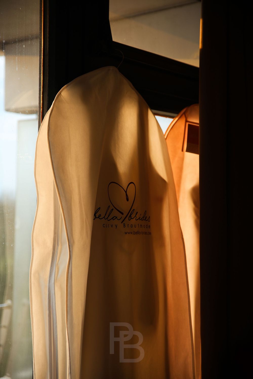 Aufnahme von einer Hochzeit.
Brautkleid hängt in der Sonne.
(Ort: Timmendorfer Strand, Fotografin: Philina Becker)