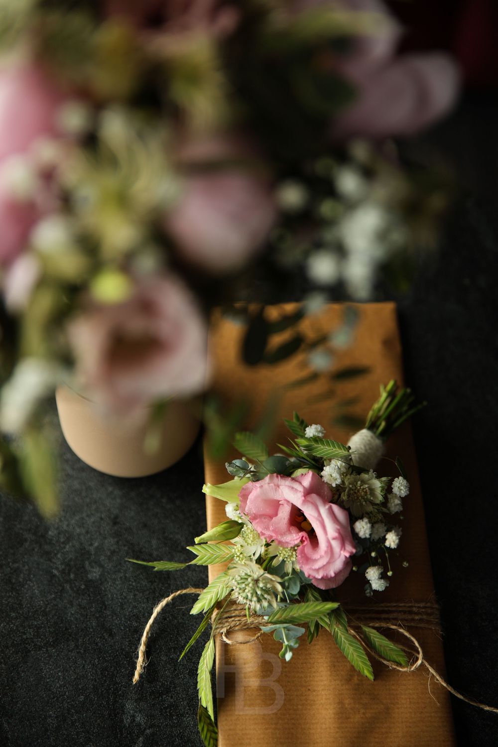 Aufnahme von einer Hochzeit.
Brautstrauß und Anstecker des Bräutigams.
(Ort: Timmendorfer Strand, Fotografin: Philina Becker)