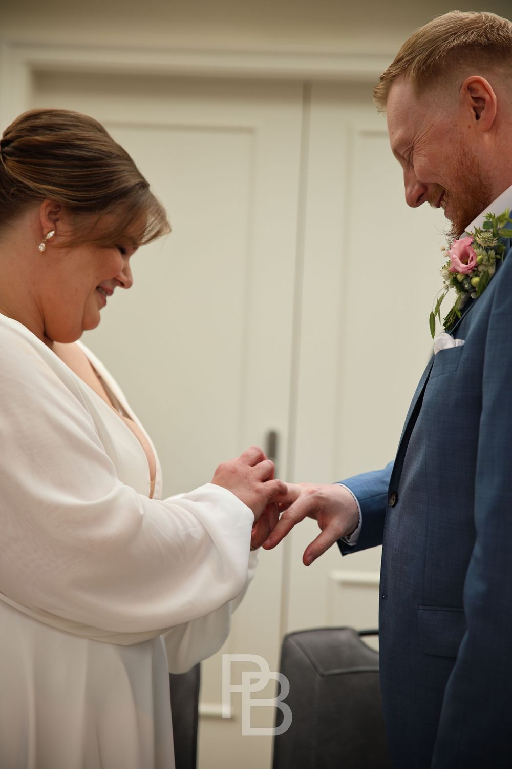 Aufnahme von einer Hochzeit.
Ringe werden angesteckt.
(Ort: Timmendorfer Strand, Fotografin: Philina Becker)