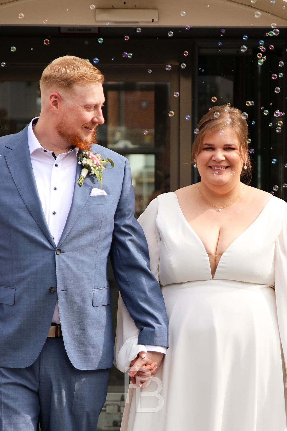 Aufnahme von einer Hochzeit.
Brautpaar verlässt das Standesamt mit Seifenblasen.
(Ort: Timmendorfer Strand, Fotografin: Philina Becker)