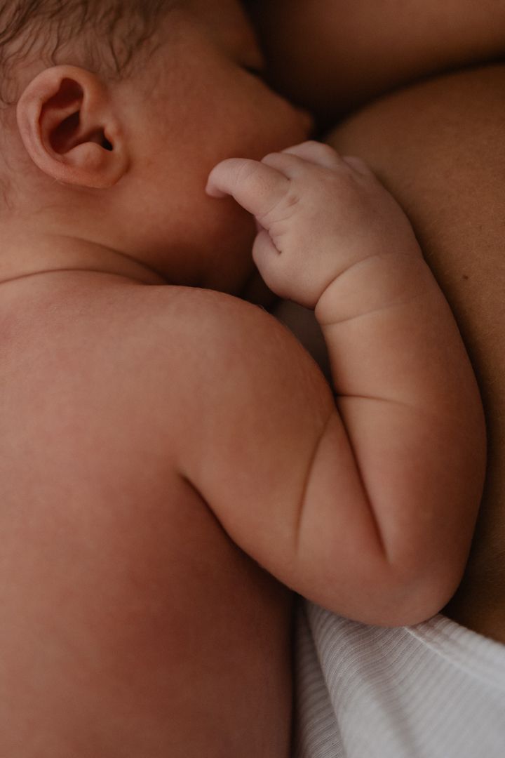 Bain de Sonia apaisant pour un nouveau-ne à Avelin, immortalise par une photographe specialisee en naissance a Lille.