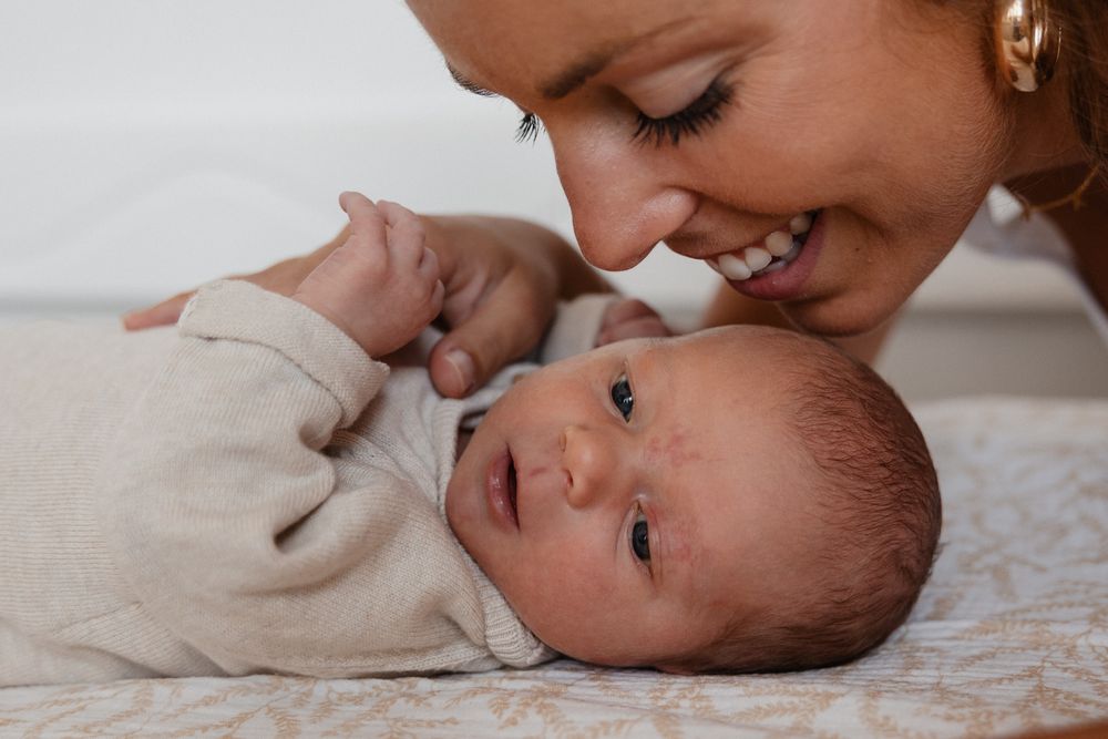 Photographe naissance a Lille immortalisant un moment de complicite mere bebe apres un bain de Sonia apaisant.