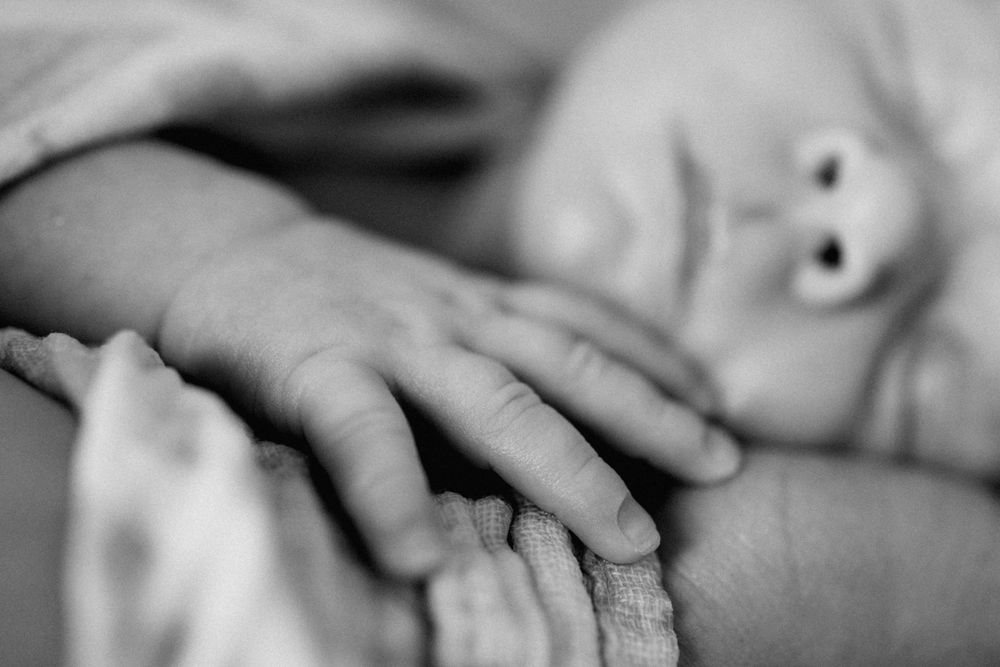 photo d'un detail de la main d'un bebe nouveau-ne durant un thalasso therapeutique bain bebe photographie a Lille