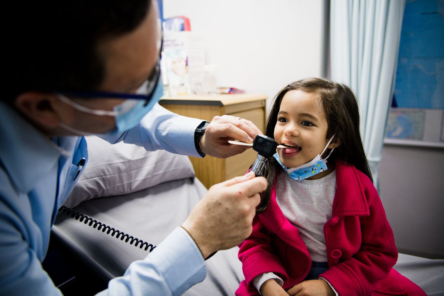 Smiling child during a consultation at the doctor’s office, highlighting an engaging and positive visit for kids.