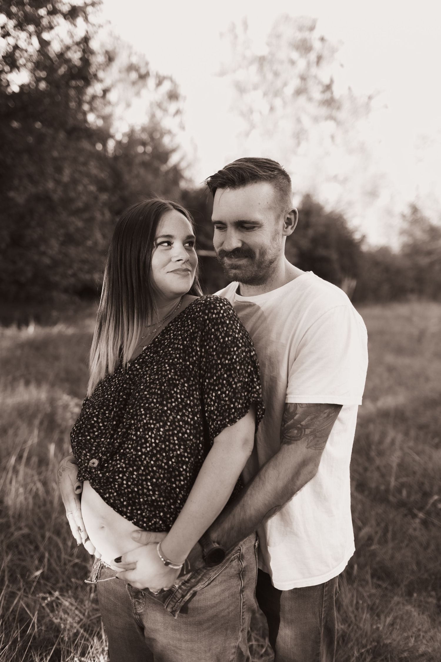 Pregnancy photo, mom and dad hugging for maternity pics at their home near Middletown, OH - Photographed by Vicci Photo of Dayton, OH