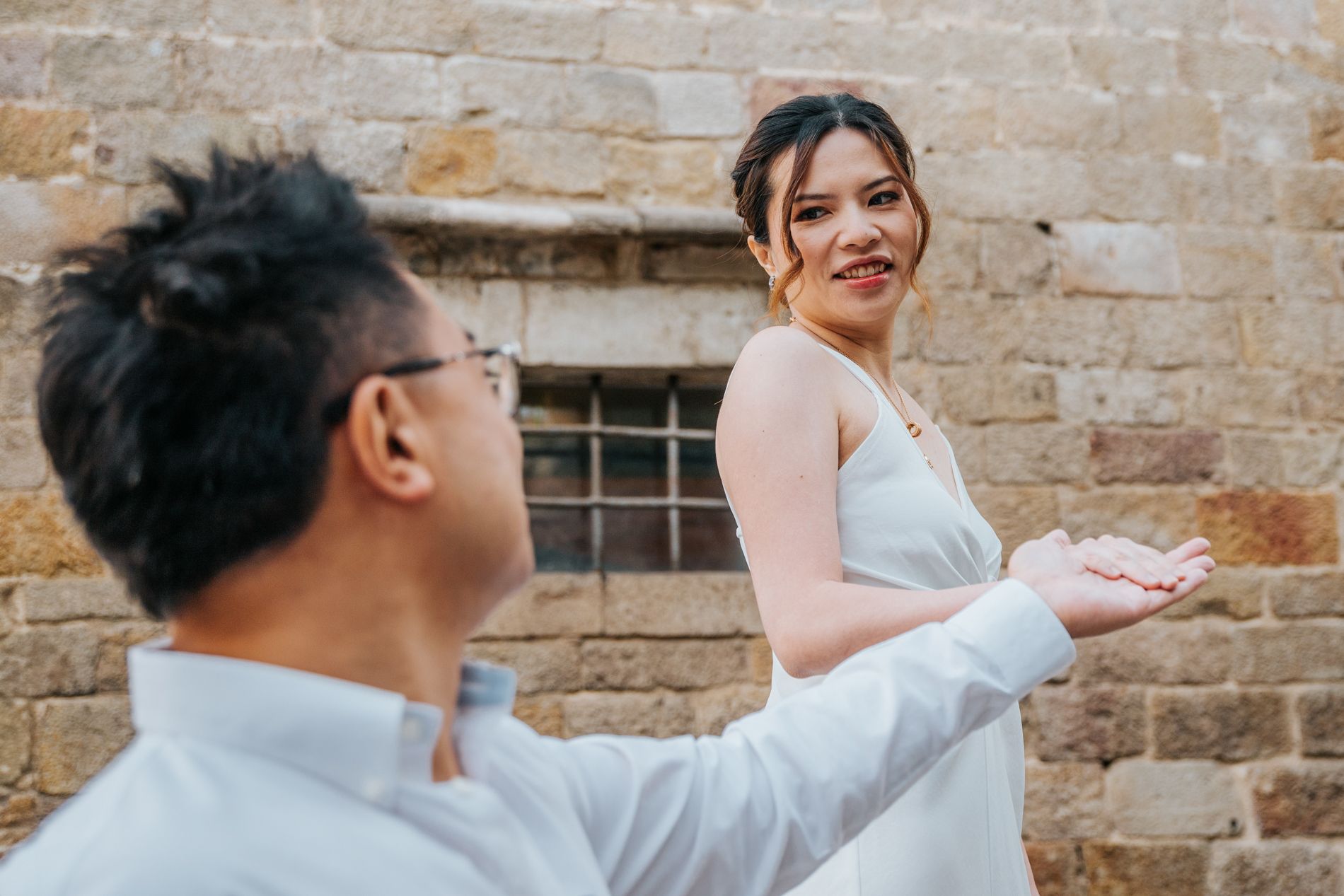 Celebrate your anniversary in Barcelona with a stunning Old City photoshoot full of charm and love.