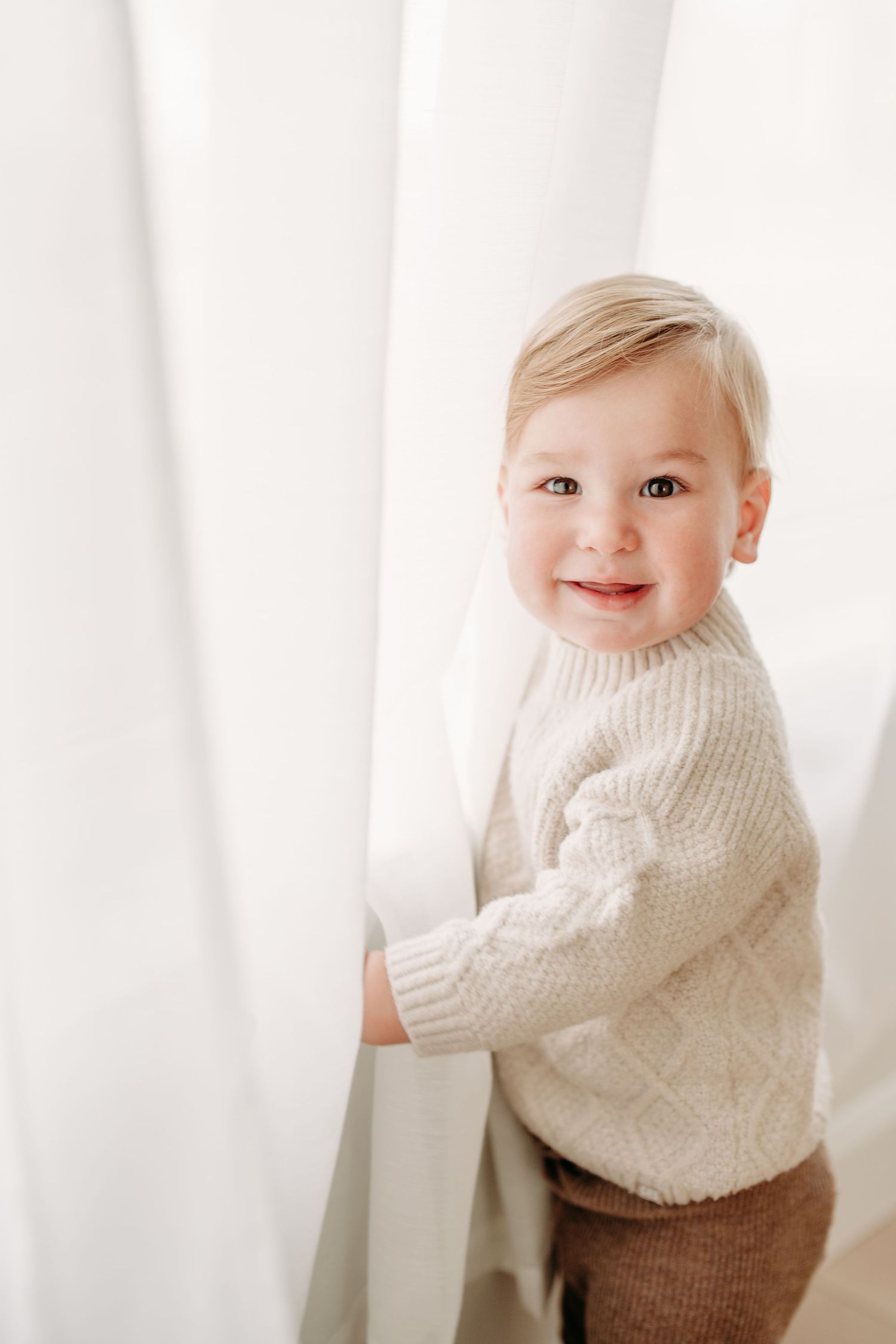 Photographe de maternité et nouveau-né à Saint-Augustin-de-Desmaures, près de Québec. Garde-robe cliente disponible pour maman et bébé
