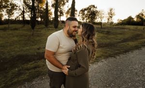 Romantico servizio fotografico al tramonto di coppia che si abbraccia sul sentiero all'aperto. Piemonte AL.