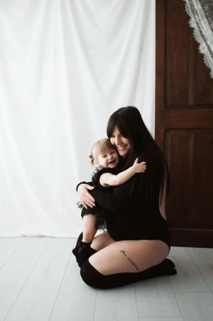 Momenti di legame madre e figlio catturati in ritratti in studio in bianco e nero.