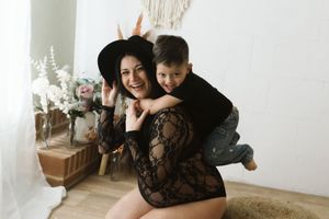 Madre e figlio condividono momenti teneri nel mio studio a Cassine durante un servizio fotografico maternità intimo e divertente e spontaneo
