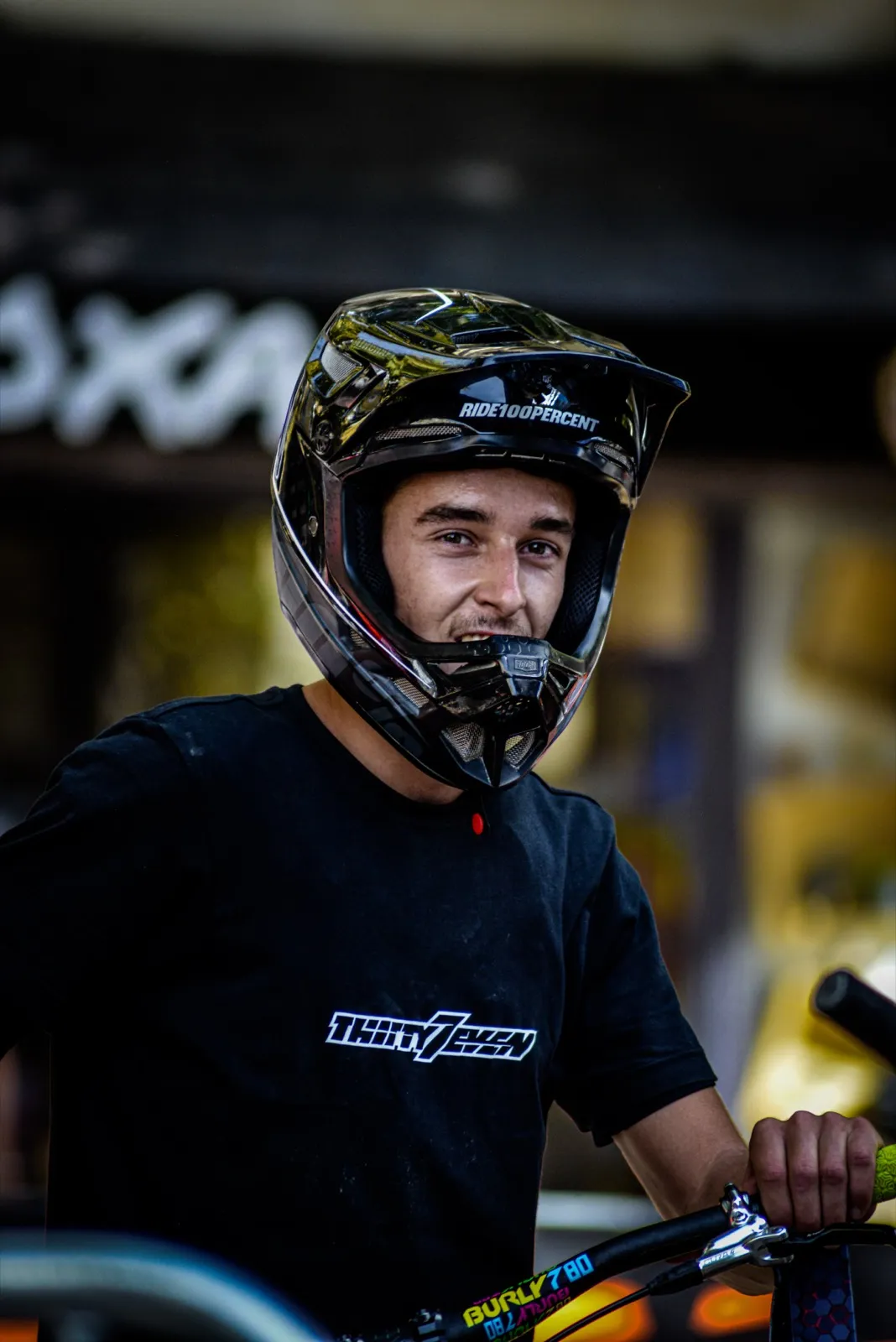 Portrait d’un rider concentré en casque, ambiance de contest en intérieur.