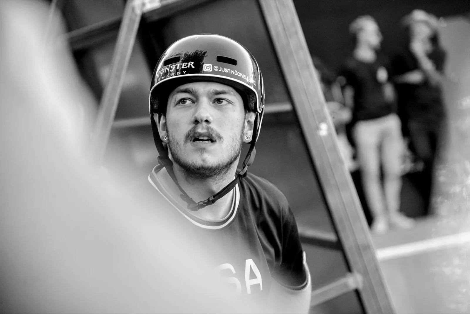 Portrait rapproché d’un rider en casque, regard tourné vers la droite, ambiance compétition.