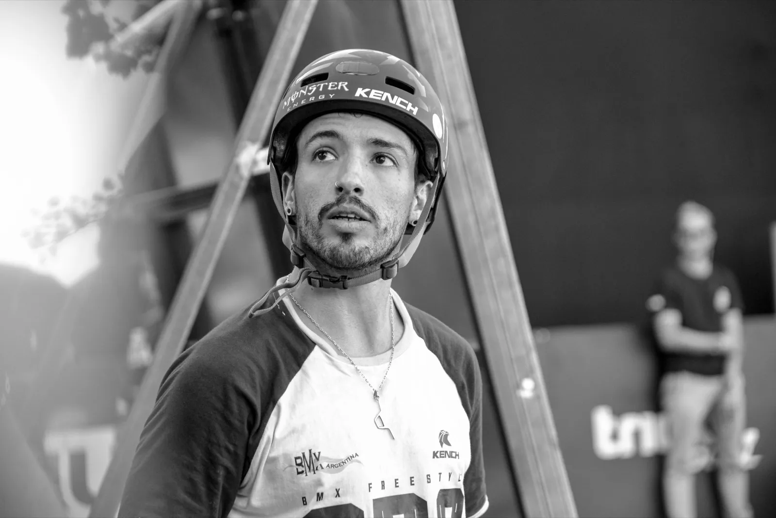 Portrait en noir et blanc d’un rider en casque, expression concentrée.