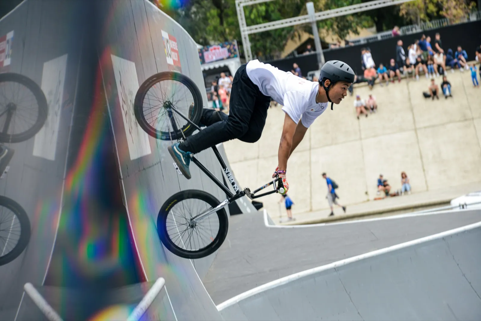 Figure verticale en BMX sur une rampe, captée au sommet du mouvement.
