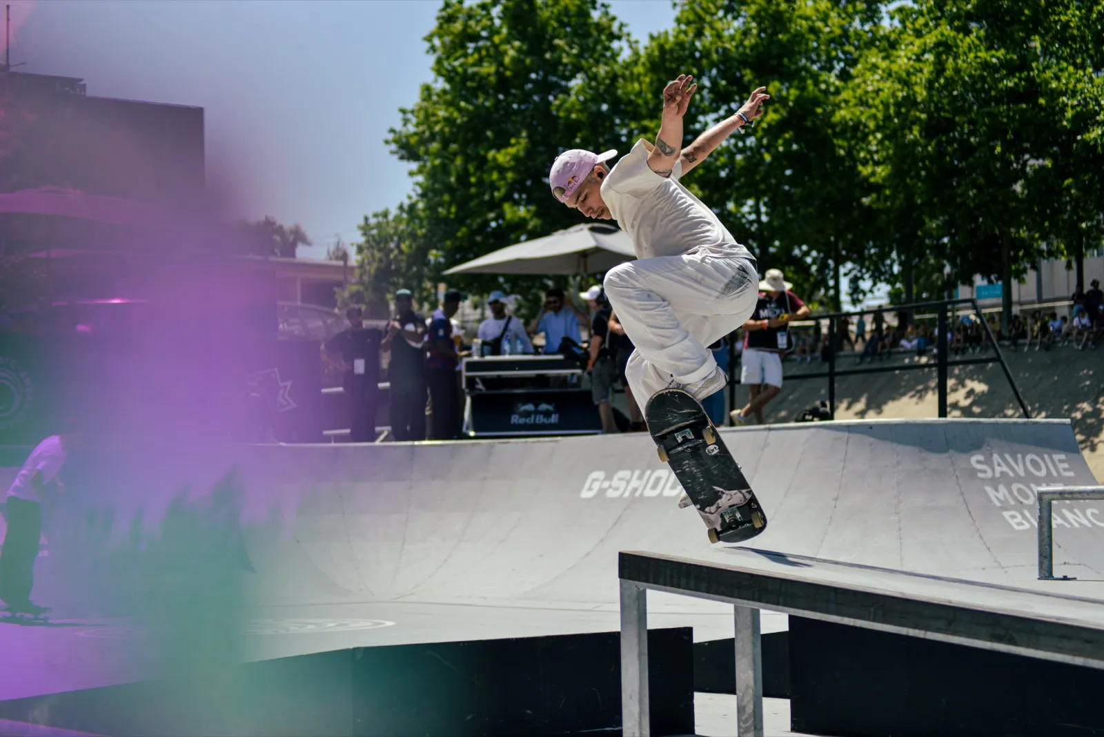 Skateur en figure sur un curb, capté en mouvement et en pleine lumière.