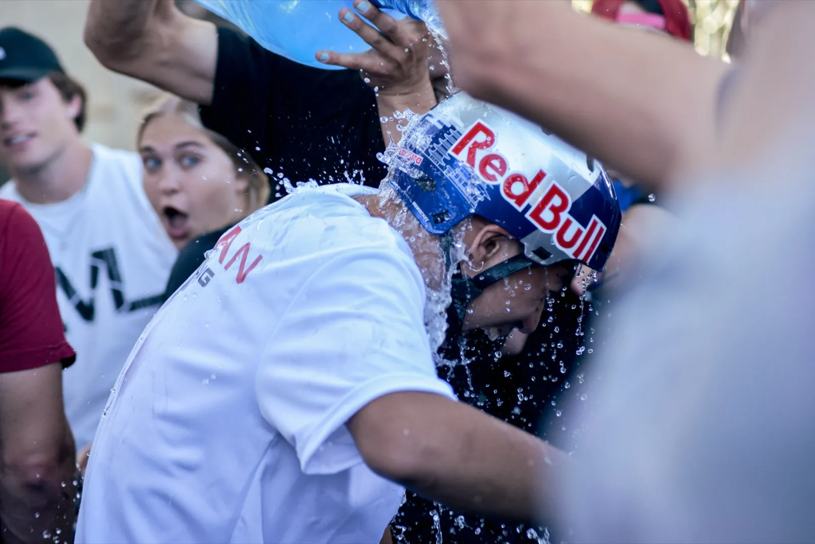 Douche de Red Bull versée sur un rider victorieux au milieu du public.