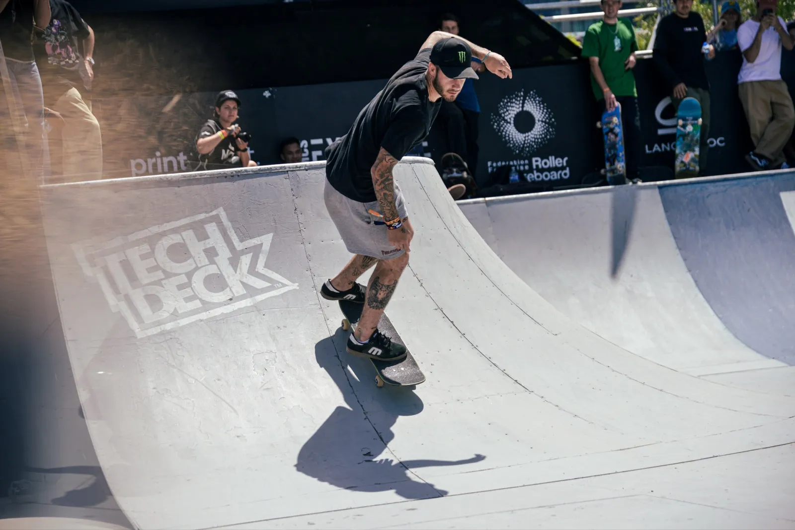 Skateur en run sur une rampe, capté au sommet d’une courbe en pleine figure.