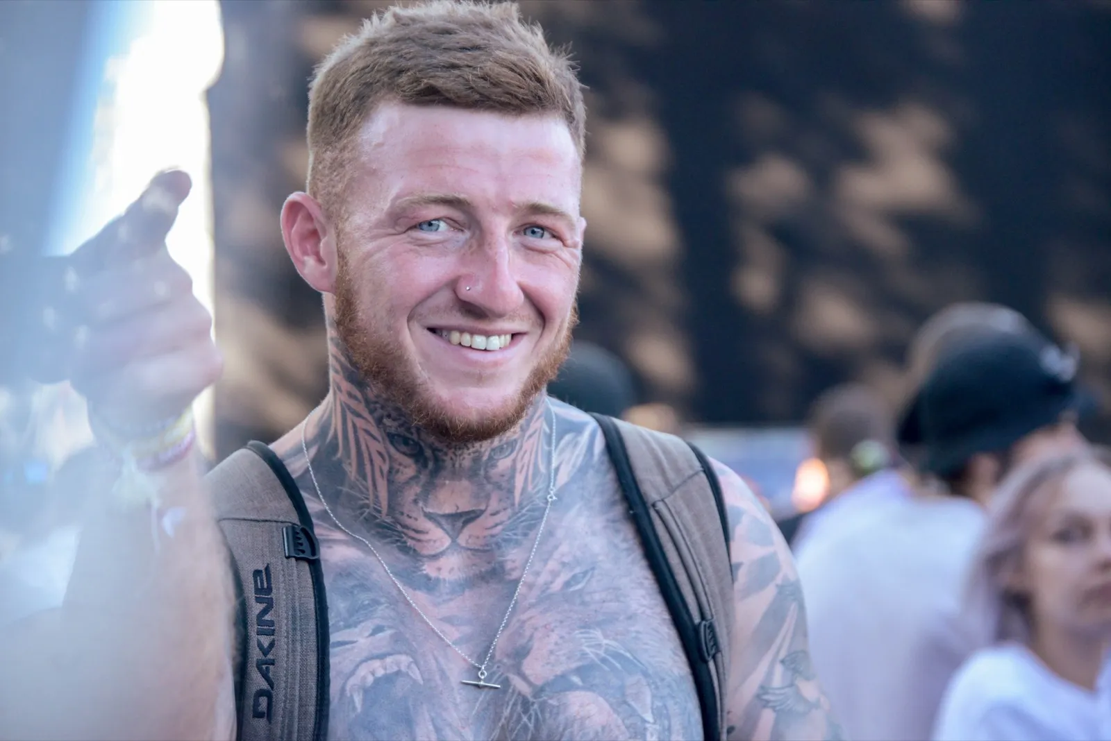 Portrait d’un rider tatoué souriant, ambiance conviviale après un run.