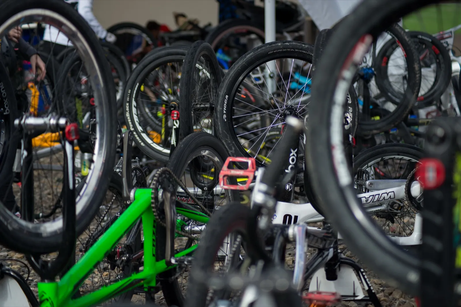 Alignement de vélos BMX suspendus, vue resserrée sur les roues et cadres.