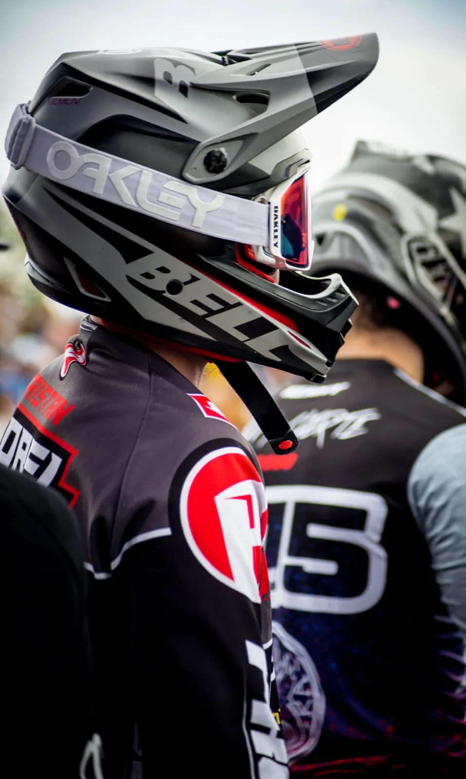 Vue rapprochée de deux rider debmx côte à côte.
