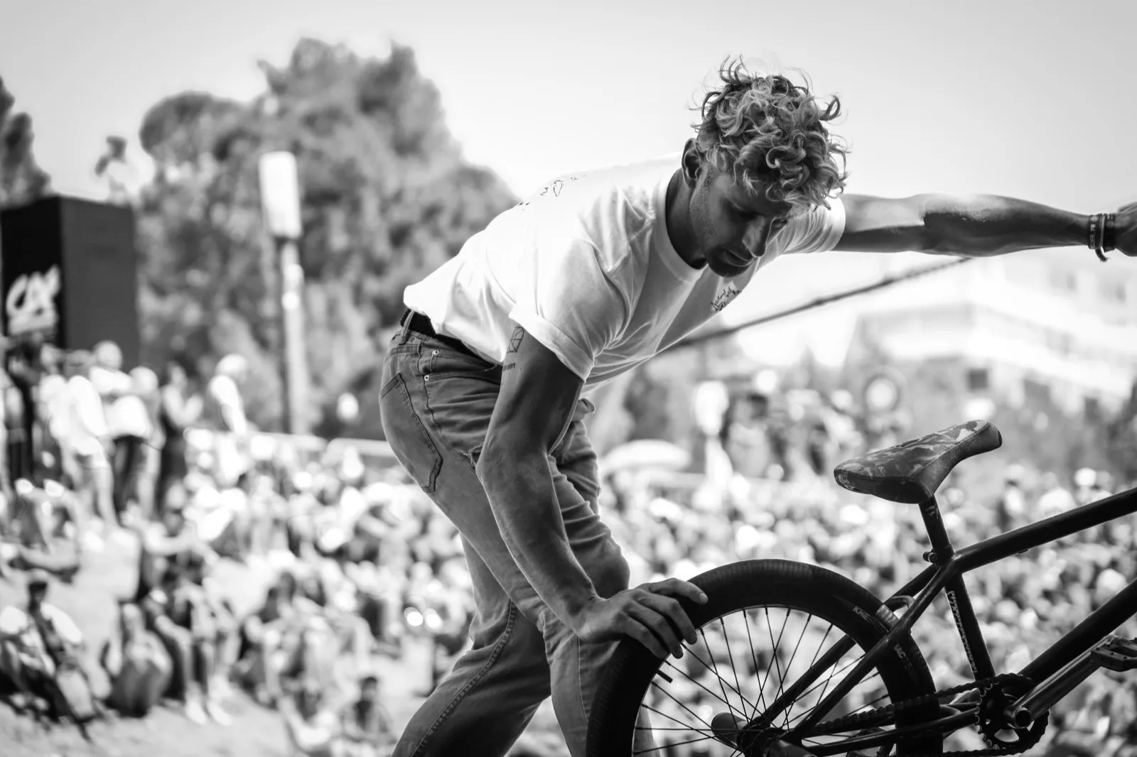 Rider de flat BMX en mouvement, posture tendue, ambiance de contest intense.