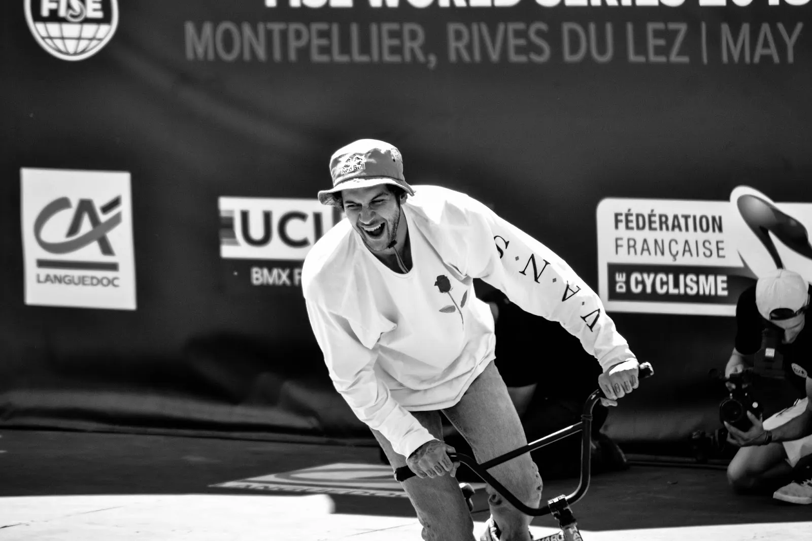 Rider en tenue officielle lors d’une compétition à Montpellier, expression concentrée.