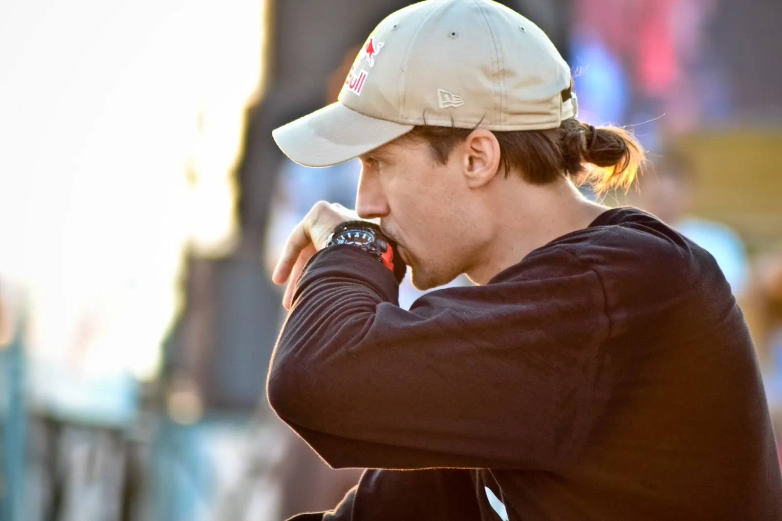 Portrait d’un jeune homme en casquette, accoudé, ambiance douce de fin de journée.