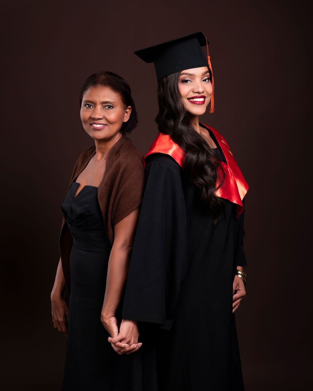 sesión de fotos toga y birrete OYM
fotos con toga universidad OYM
sesión fotográfica de graduación universitaria OYM