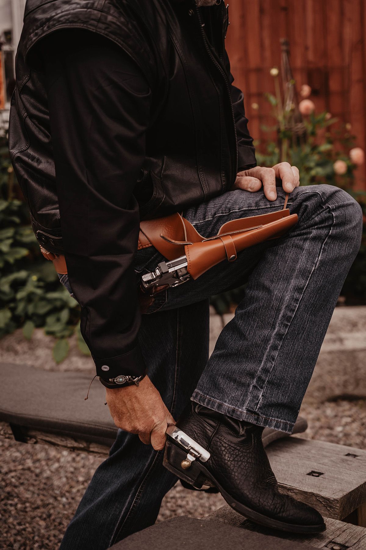 En man rättar til sina sporrar på sina boots under cowboyfest, fotograferad av eventfotograf Lets Bloom Media i Östergötland.