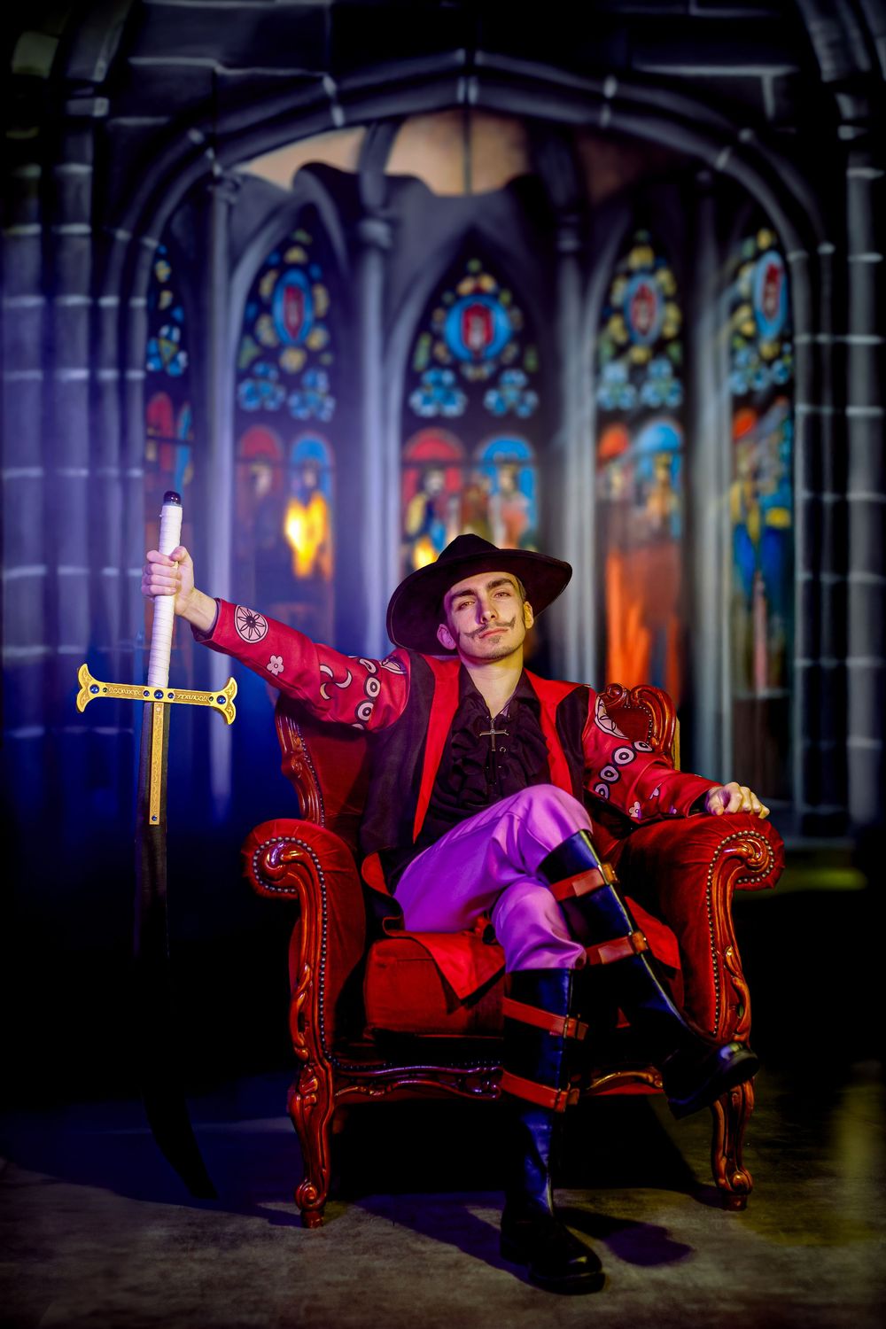 Cosplayer Mihawk dans One Piece, décor sur mesure chez Escape Hunt