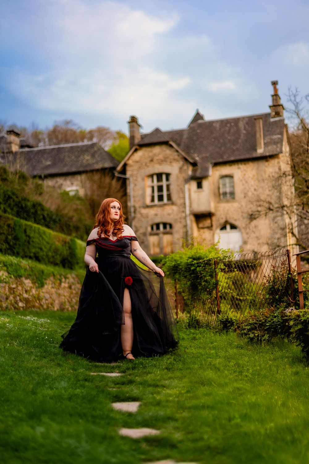Photo de cosplay de princesse, séance personnalisée dans un village aux alentours de l'Auvergne