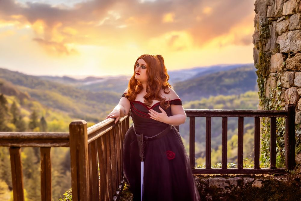 Photographie en extérieur avec retouche photo, la modèle est costumée en princesse Belle