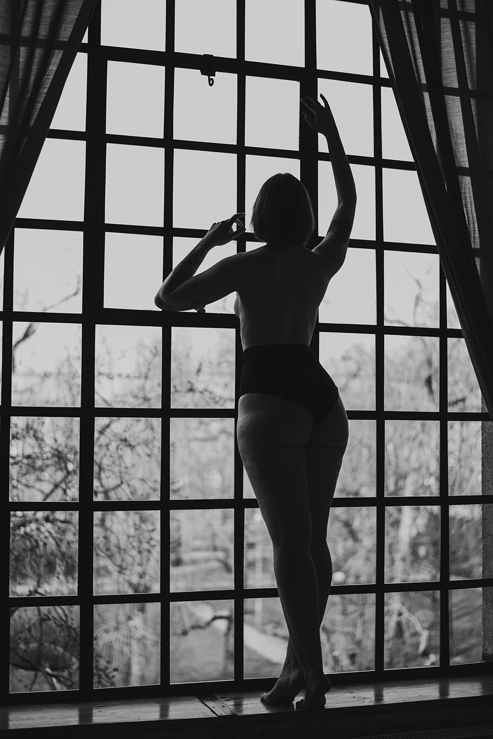 Kobieta w bieliźnie, czarno-białe sensualne zdjęcie w apartamencie w Warszawie fotografia artystyczna i zmysłowa.