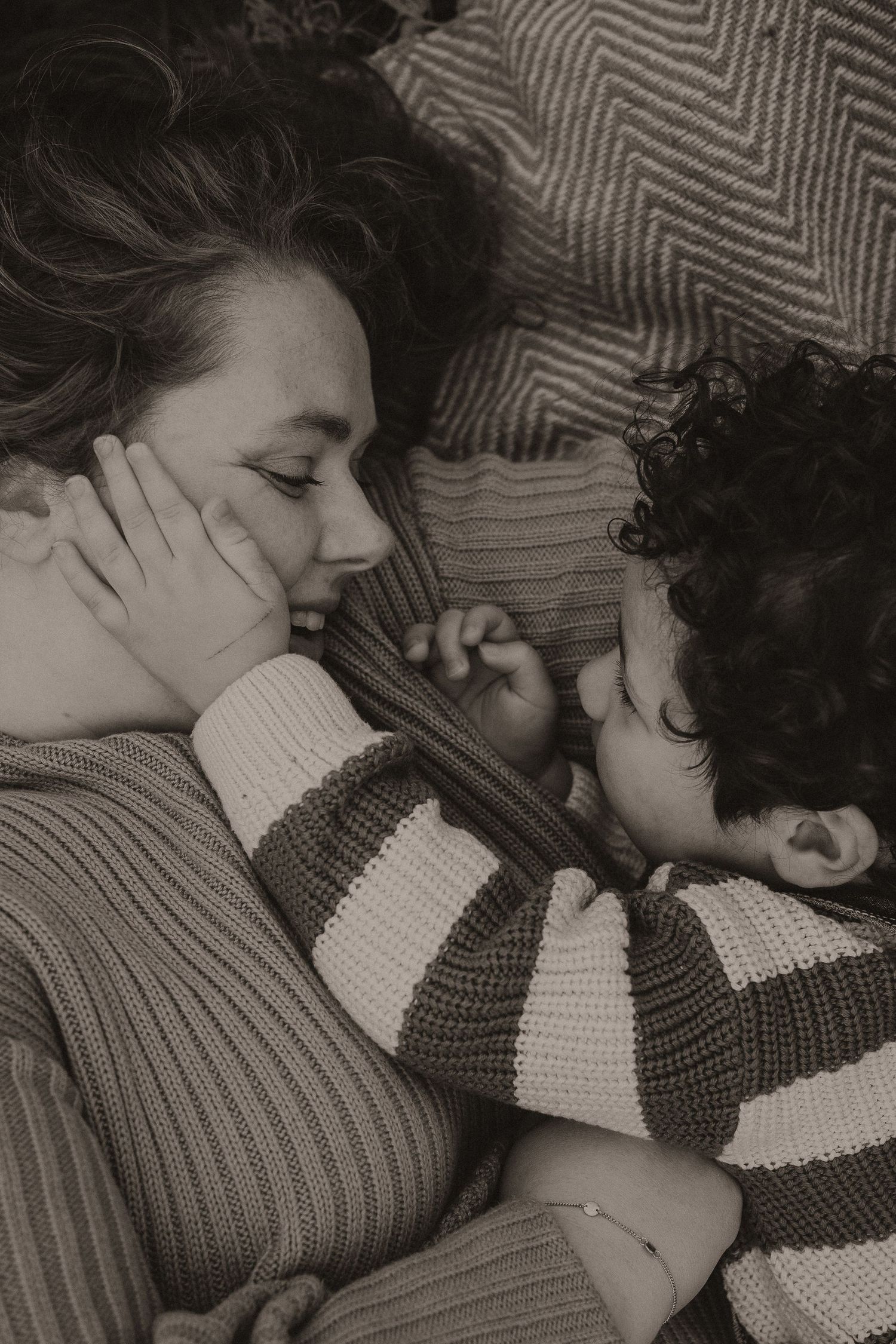 Motherhood Stories moederschap vastleggen fotoshoot met verhaal intieme moederportretten rauw moederschap foto’s en verhaal moederschap