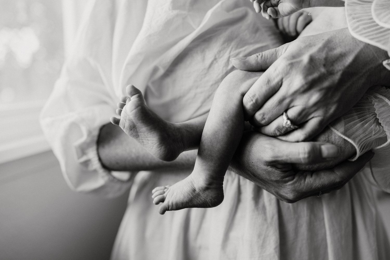 An Oahu newborn photographer captures the details in a newborn baby's tiny feet.