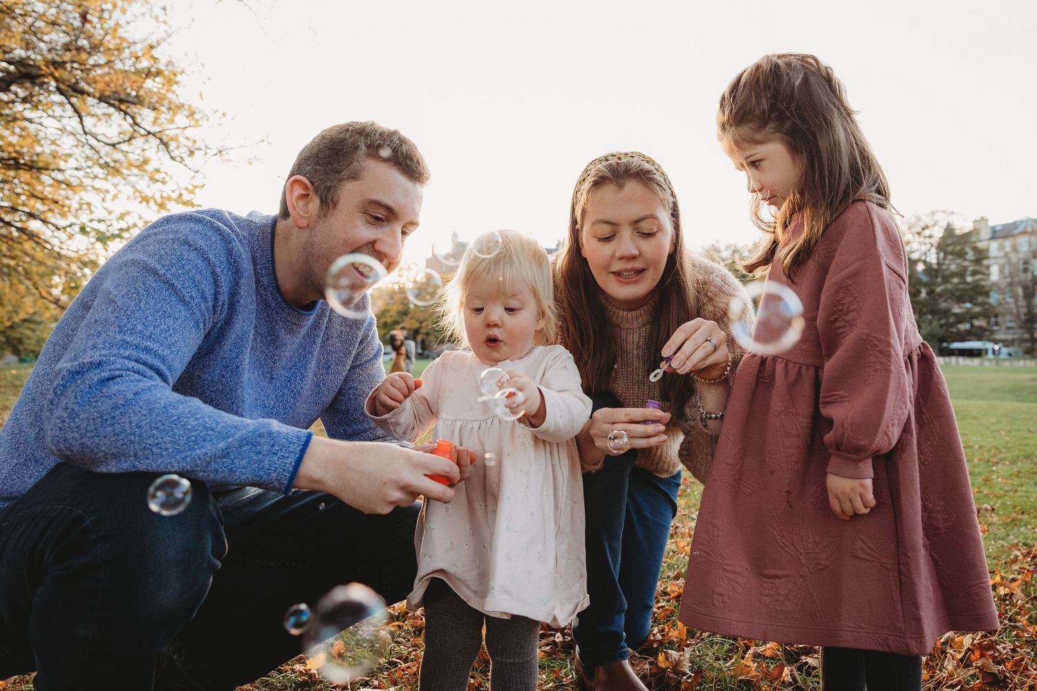 Happy, relaxed family photoshoot. Back garden photoshoot. Outdoor family photoshoot location , Edinburgh
