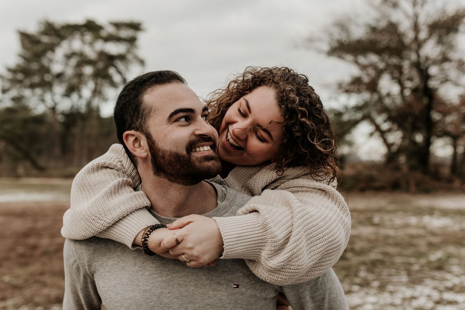 Liefdevol stel tijdens loveshoot