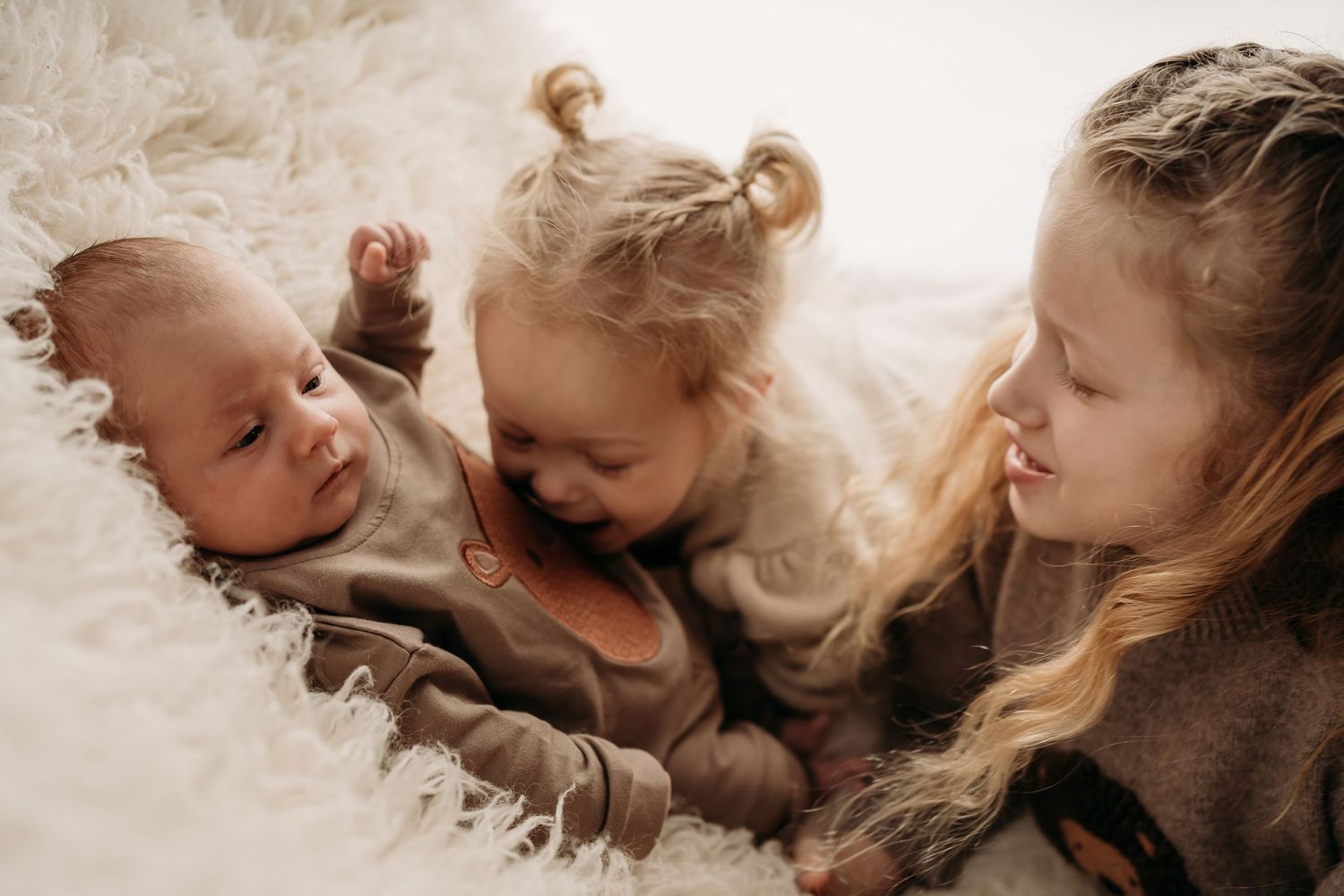 Newborn shoot met grote zussen