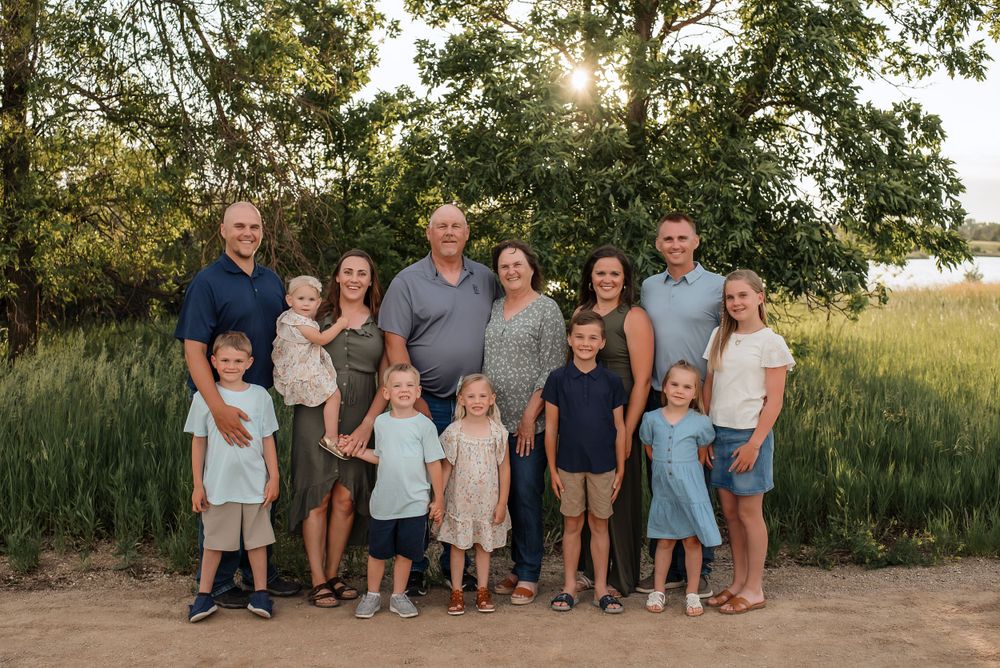 extended family session at Patterson Lake in Dickinson, North Dakota - large family photographer