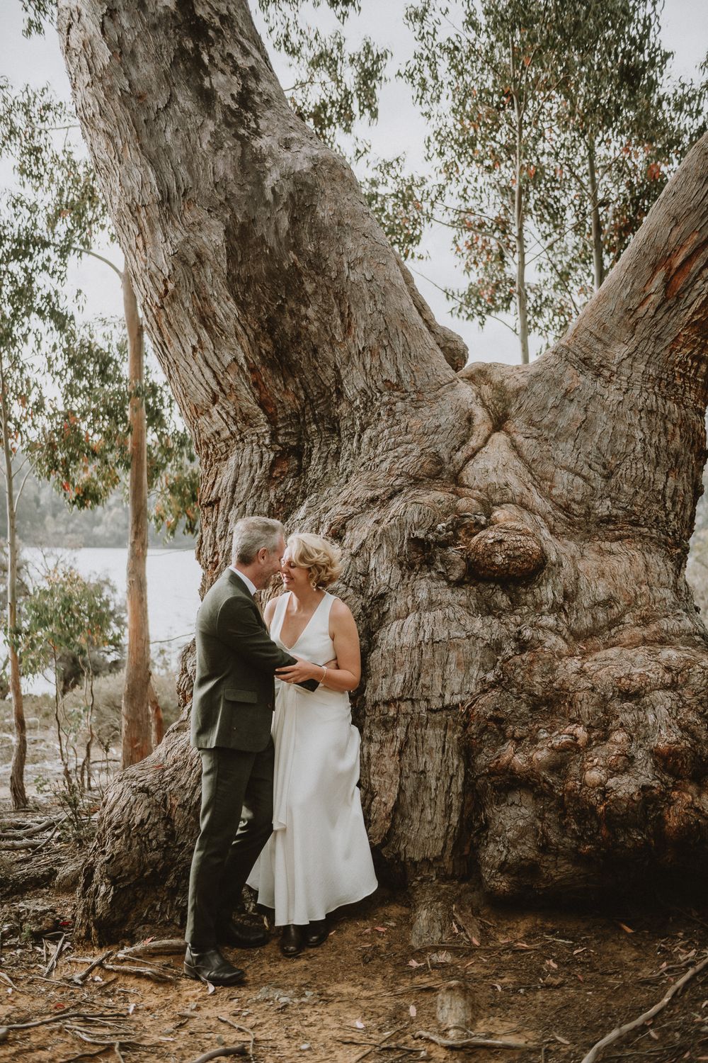 elopement at pumphouse point, lake st clair, cradle mountain national park, Tasmania. captured by Joss Jensen Photography