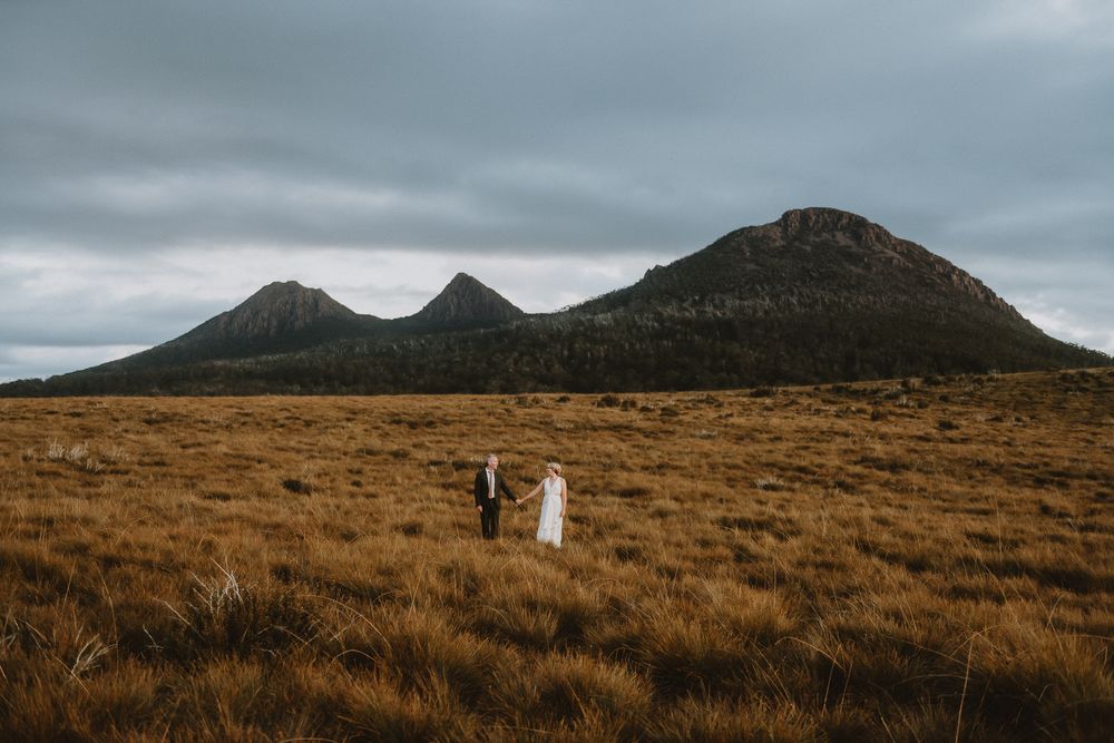 elopement at pumphouse point, lake st clair, cradle mountain national park, Tasmania. captured by Joss Jensen Photography