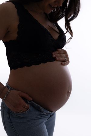 Séance grossesse en studio à Neuchâtel – Capturer la beauté de la maternité en contre jour