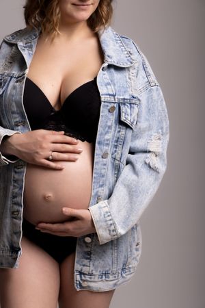 Séance photo future maman studio Neuchâtel – Sublimer la maternité avec des images uniques